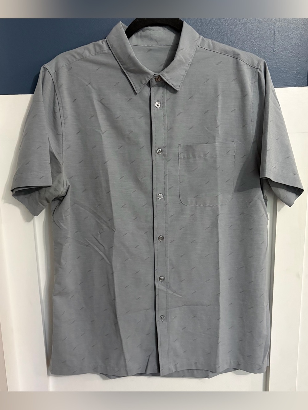 Vuori Men's Bridge Button-Down Shirt Light Cloud Daggers Size Medium V184